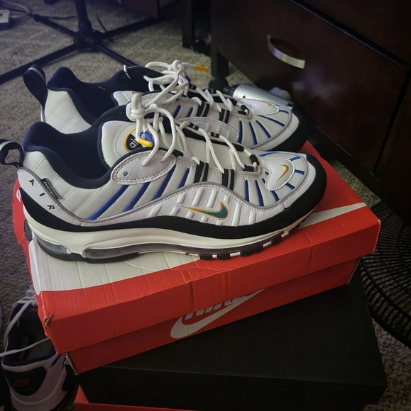 Nike - Picture 3 of 4